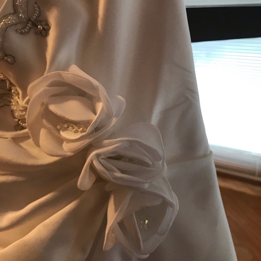 New! Elegant wedding dress with beautiful details